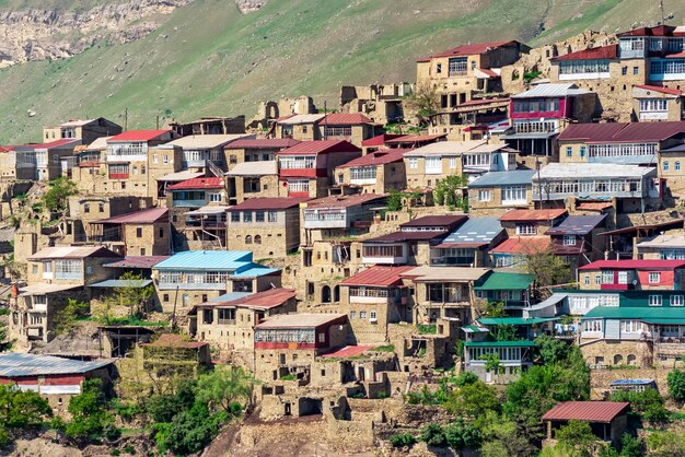 Vue sur le village de montagne Chokh à flanc de montagne au Daghestan