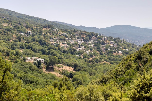 Vue sur le village de montagnes Pélion du Sud Préfecture de Magnésie Grèce