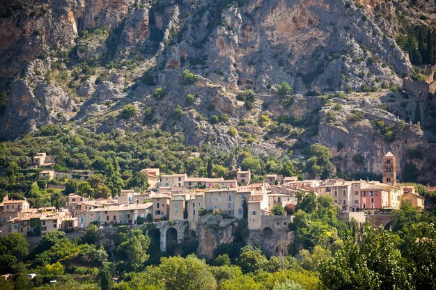 Vue sur le village de MoustiersSainteMarie en Provence France