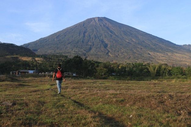 Vue sur le village Sembalun de Lombok Mont Rinjani les collines de Sembalun Lombok