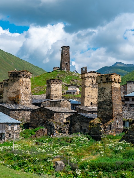 Vue sur le village d'Ushguli au pied du mont. Shkhara. Scène pittoresque et magnifique. Tours de roche et vieilles maisons à Ushguli, Géorgie. Voyage.