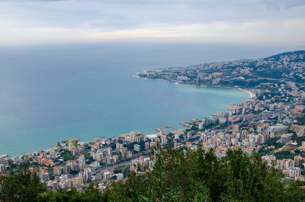 Une vue de la ville d'alanya du haut d'une montagne
