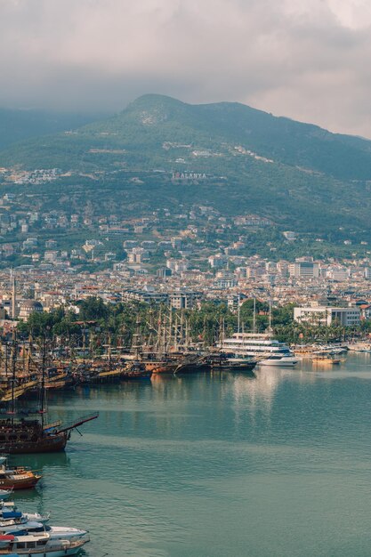 Vue sur la ville d'Alanya en Turquie depuis la tour rouge Kizil Kule