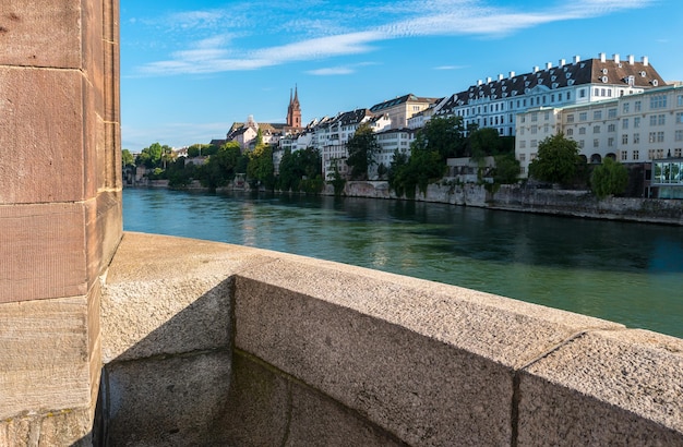 Vue de la ville ald de Bâle avec la cathédrale en pierre rouge de Munster sur le Rhin à l'été, Suisse