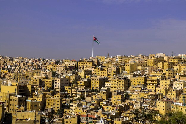 Vue sur la ville d'Amman avec le grand drapeau de la Jordanie