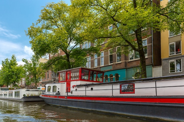 Vue sur la ville d'Amsterdam canal et péniche typique, Hollande, Pays-Bas.