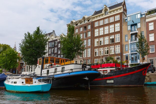 Vue sur la ville d'Amsterdam canaux et maisons typiques, péniche et bateaux, Hollande, Pays-Bas.