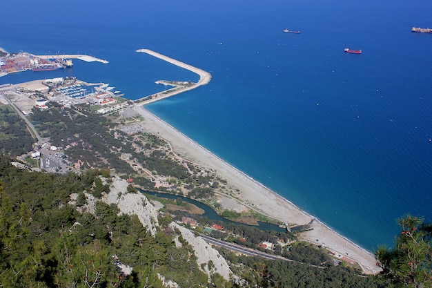 Vue sur la ville d&#39;Antalya du sommet de la montagne