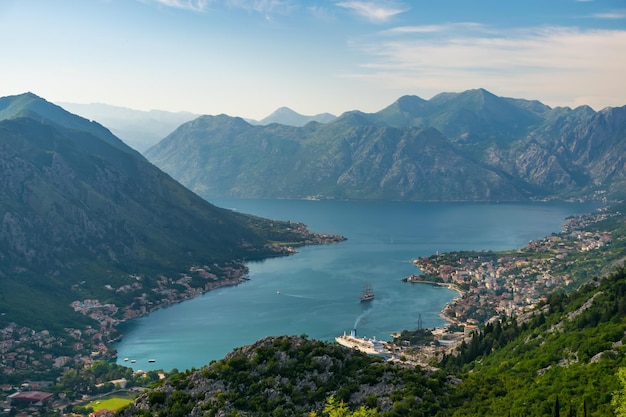 Une vue de la ville antique de Kotor et de la baie de Boka Kotorska du haut de la montagne