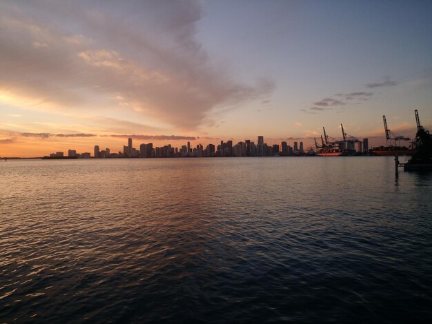 Vue de la ville au bord de l'eau au coucher du soleil