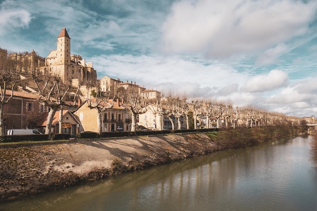 Photo vue de la ville au-delà du fleuve gers photographie prise en france