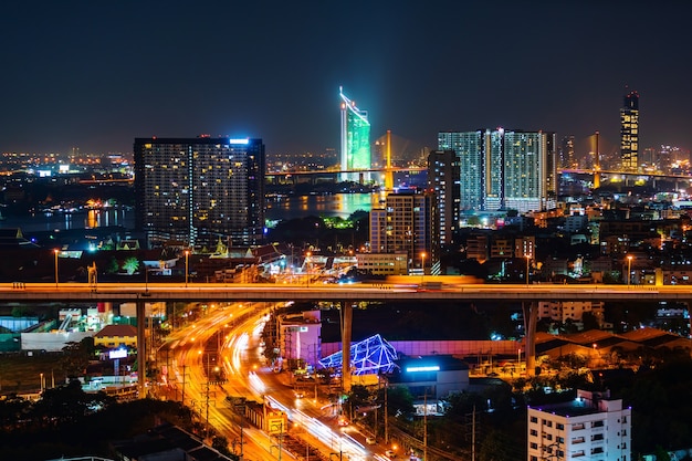 Vue sur la ville de Bangkok et route de nuit, Thaïlande