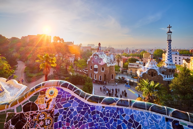 Vue sur la ville de Barcelone depuis le lever du soleil du parc guell vue du bâtiment en mosaïque colorée dans le parc guell