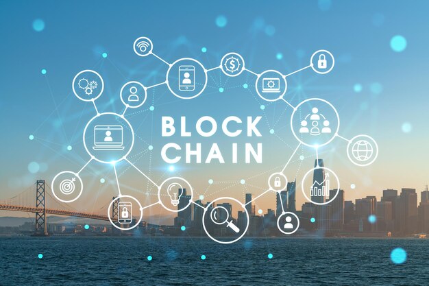 Vue sur la ville Bay Bridge et San Francisco Skyline Panorama depuis le coucher du soleil de Treasure Island Californie États-Unis Économie décentralisée Blockchain cryptographie et concept de crypto-monnaie hologramme