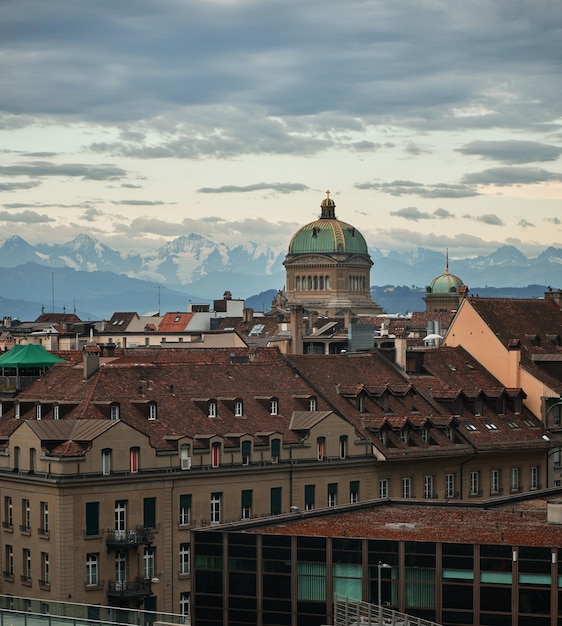 Vue sur la ville de Berne jusqu'au Bundeshaus dans la lumière du soir sur fond de montagne - Berne, Suisse