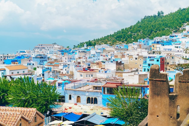 Vue sur la ville bleue luxueuse d'en haut du maroc