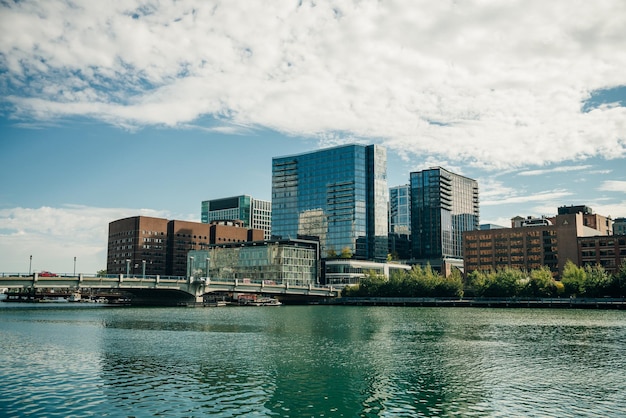 Vue de la ville de Boston depuis le port dans le centre-ville des États-Unis le 2 septembre 2023