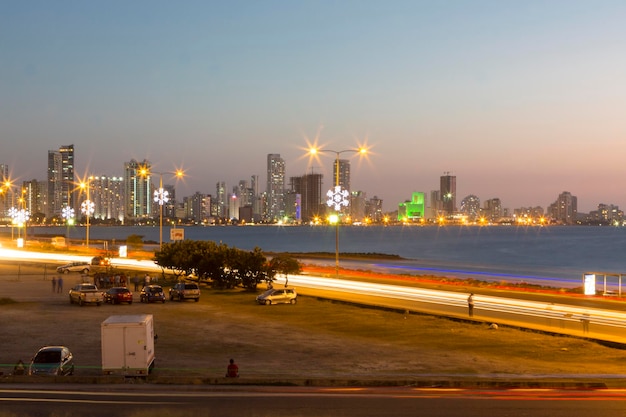 Vue de ville de Cartagena la nuit Colombie