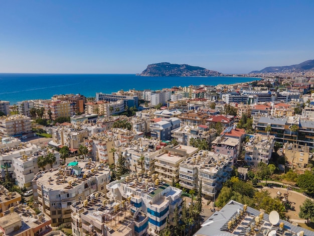 Une vue d'une ville avec un ciel bleu et la mer en arrière-plan.