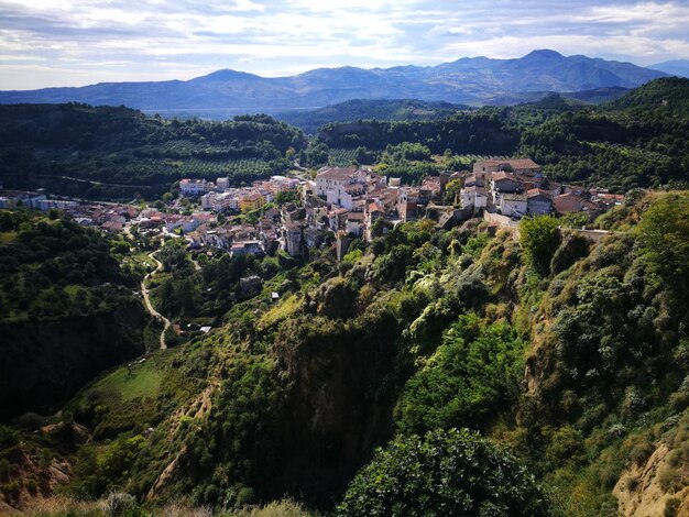 Photo vue de la ville contre un ciel nuageux