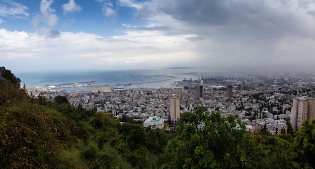 Vue d'une ville sur la côte de la mer Méditerranée