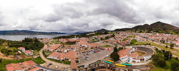 Une vue de la ville de cusco du haut d'une colline