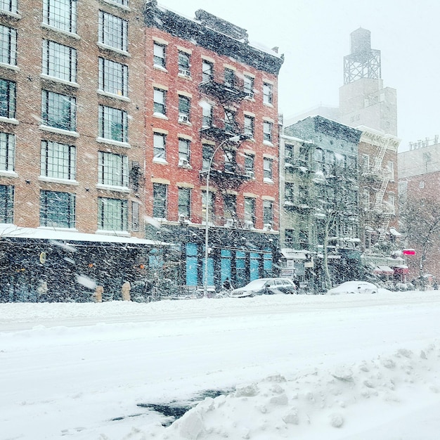 Vue de la ville dans une tempête de neige