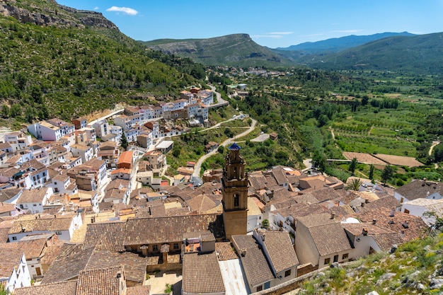 Vue de la ville depuis le château de la ville de Chulilla dans les montagnes de la communauté valencienne