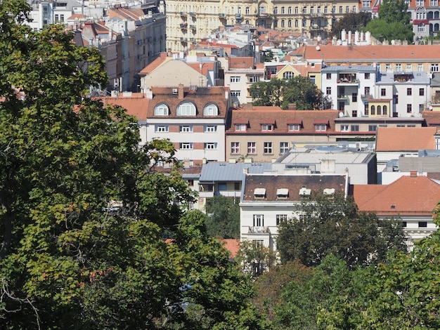 Une vue d'une ville depuis la colline