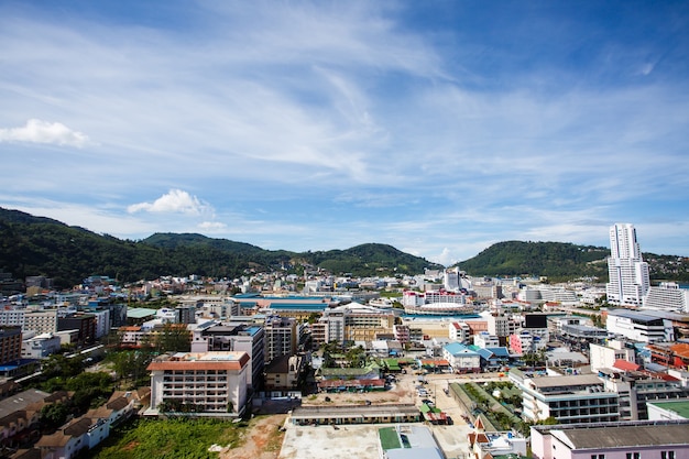 Vue de la ville depuis la fenêtre de l'hôtel à Phuket.