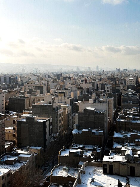 Une vue de la ville depuis la fenêtre d'un immeuble de la ville de shibuya.