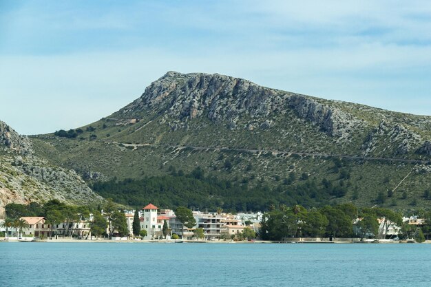 Vue de la ville depuis la mer contre un ciel nuageux