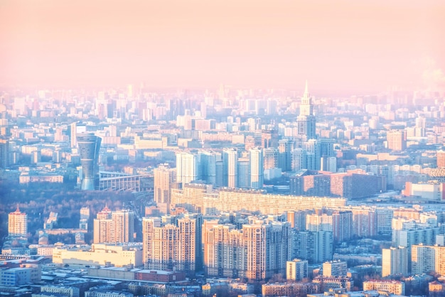Vue sur la ville depuis la terrasse d'observation jusqu'aux gratte-ciel au soleil couchant Moscow City