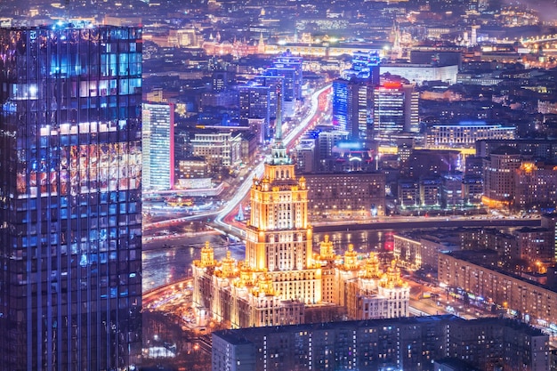 Vue sur la ville depuis la terrasse d'observation Panorama 360 jusqu'aux gratte-ciel à la lumière des veilleuses et de l'hôtel Ukraine Moscow City Federation Tower Moscou