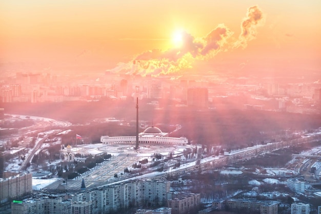 Vue sur la ville depuis la terrasse d'observation sur Poklonnaya Gora et la stèle au soleil couchant Moscow City