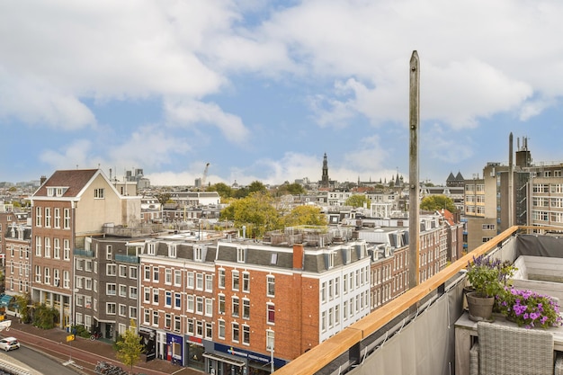 La vue sur la ville depuis une terrasse sur le toit