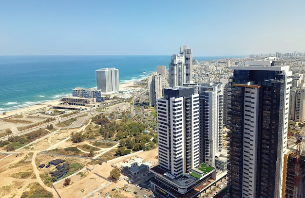 Vue de la ville depuis le toit en Israël 2023 derrière les maisons la plage et la mer