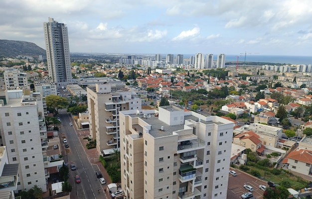 Vue de la ville depuis le toit en Israël 2023 derrière les maisons