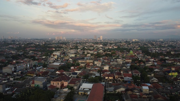 Une vue de la ville depuis le toit de ma maison à Jakarta.