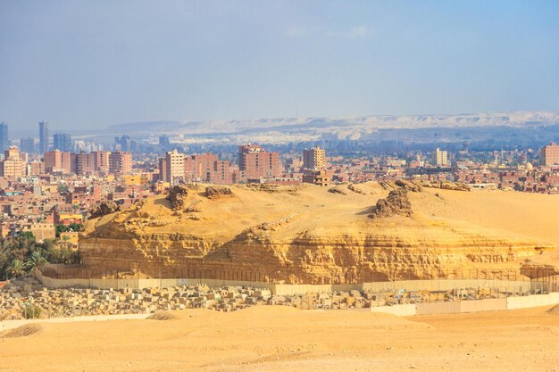 Vue sur la ville du Caire, capitale de l'Égypte depuis le plateau de Gizeh