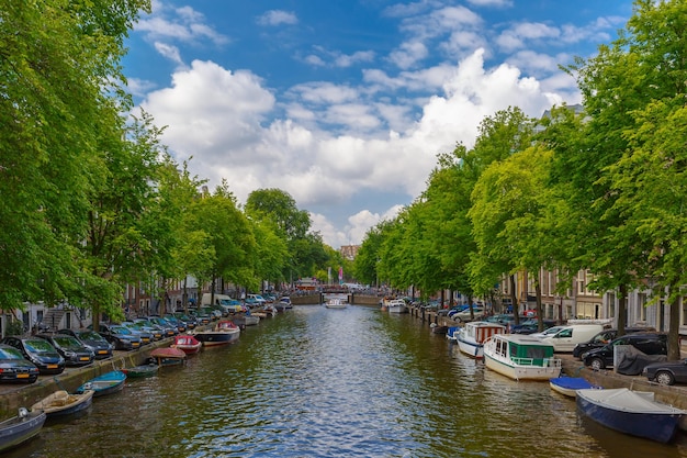 Vue sur la ville du canal d'Amsterdam avec des bateaux Hollande Pays-Bas