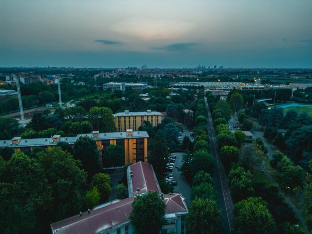 Photo une vue sur la ville du haut d'une colline