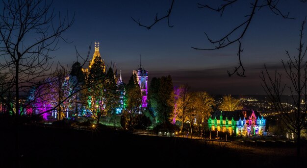 Photo vue de la ville éclairée la nuit