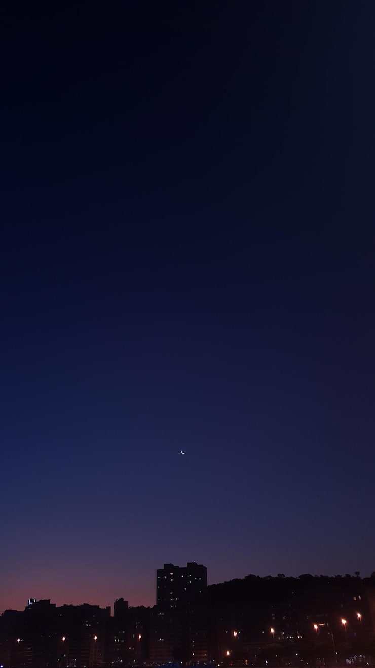 Photo vue de la ville éclairée la nuit