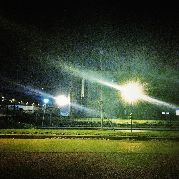 Photo vue de la ville éclairée la nuit