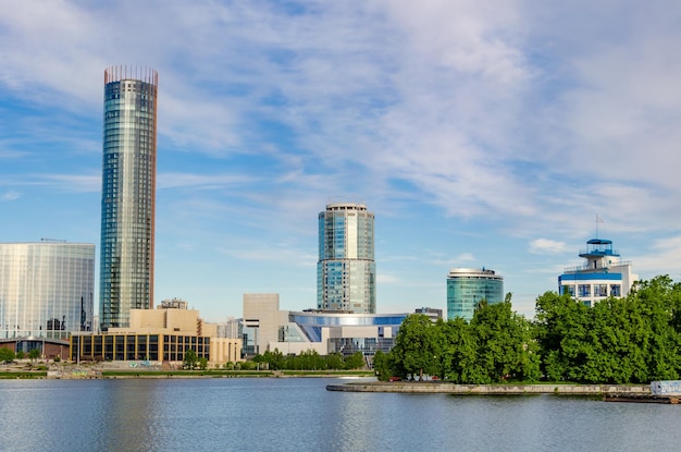 Une vue de la ville d'edmonton depuis l'autre côté de l'eau