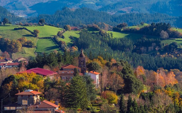 une vue de la ville de Garai avec son église en automne