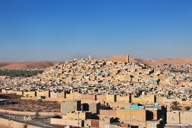 La vue sur la ville de Ghardaia dans le désert du Sahara de l'Algérie