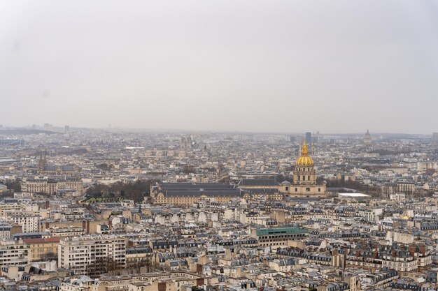 Une vue sur la ville avec un grand dôme jaune au milieu