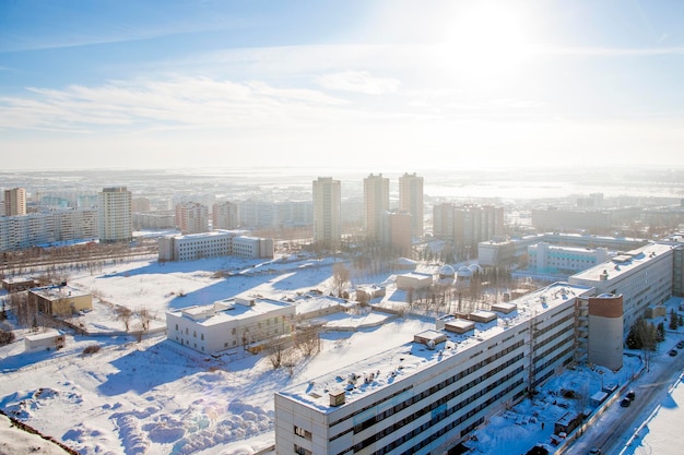 Vue de la ville d'en haut l'hiver et la neige